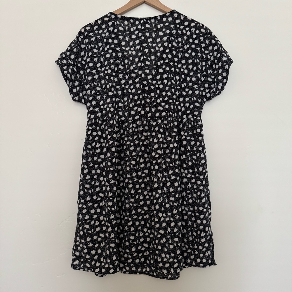 Black and white light weight v neck dress - Picture 10 of 14